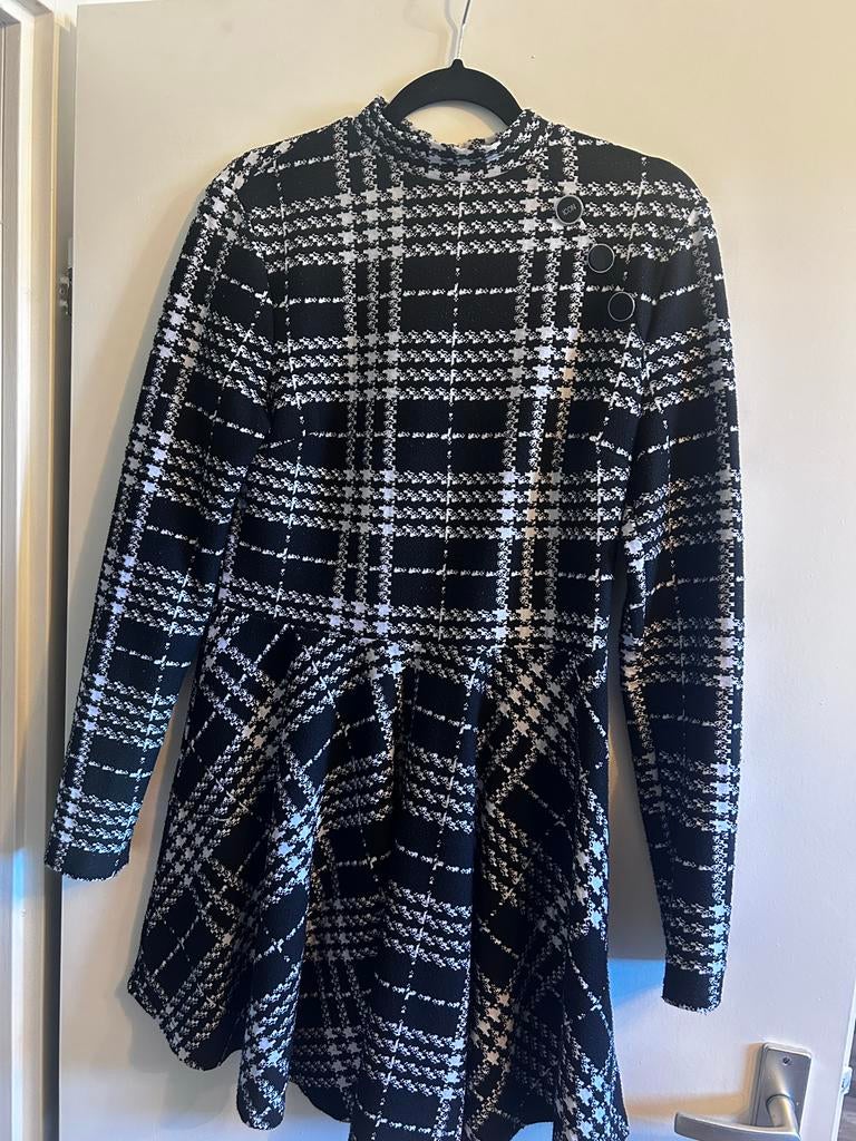 Guess jurkje maat 42, Kleding | Dames, Jurken, Zwart, Maat 42/44 (L), Ophalen of Verzenden, Gedragen