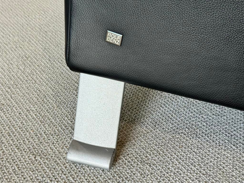 Rolf Benz 322 Fauteuil + Hocker – Zwart Leer | Als nieuw, Leer, Ophalen of Verzenden, Zo goed als nieuw, X