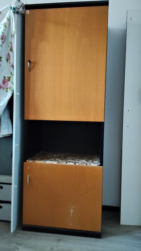 GRATIS! 2-deurs kast zo goed als nieuw - Dordrecht centrum, Huis en Inrichting, Kasten | Overige, Zo goed als nieuw, Ophalen