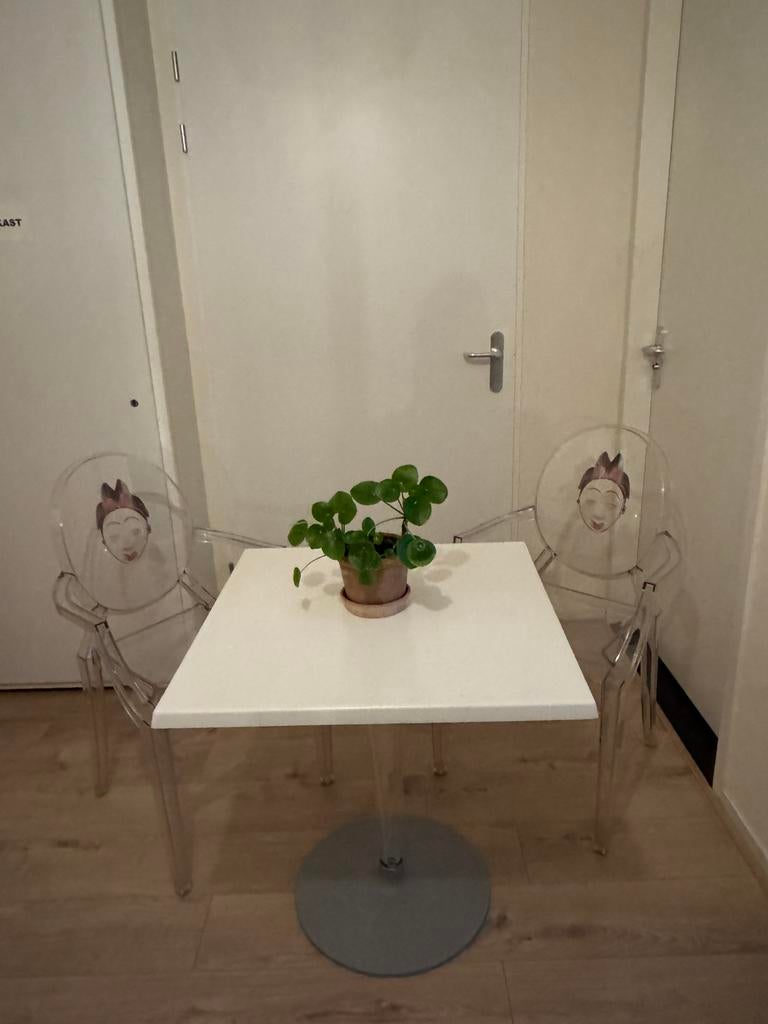 Kartell design stoelen (Philippe Starck) + tafeltje, Huis en Inrichting, Stoelen, Ophalen, Wit, Kunststof, Twee