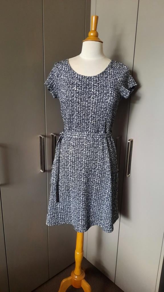 Leuk Jurkje zwart/wit A-lijn strech korte mouw, Kleding | Dames, Jurken, Maat 38/40 (M), Zwart, Ophalen of Verzenden, Zo goed als nieuw