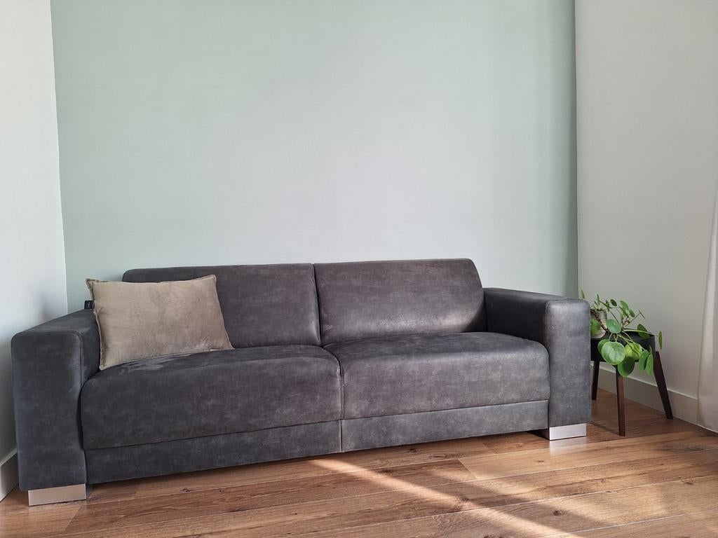 Grijze tweezitsbank in zeer goede staat, Huis en Inrichting, Ophalen, 150 tot 200 cm, Tweepersoons, 75 tot 100 cm