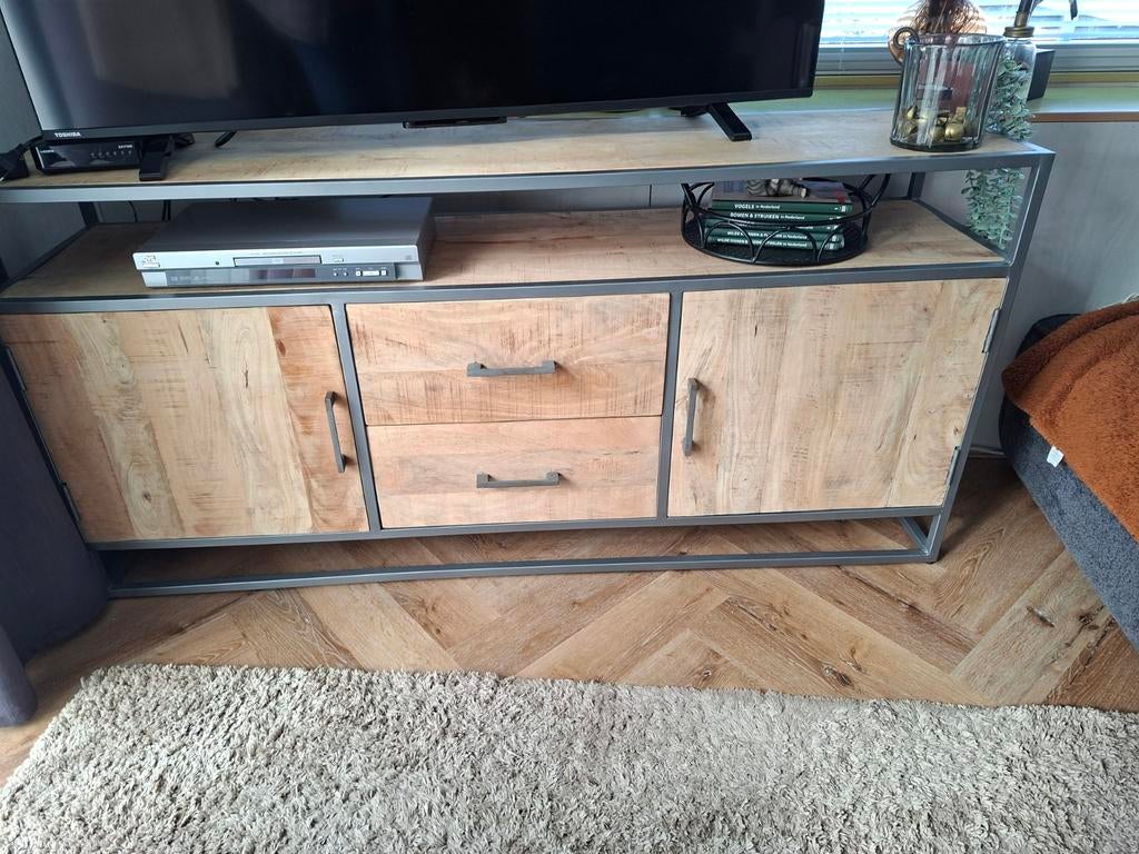 Z.G.A.N. industriële tv-kast., Huis en Inrichting, Kasten | Televisiemeubels, 150 tot 200 cm, Zo goed als nieuw, Minder dan 100 cm