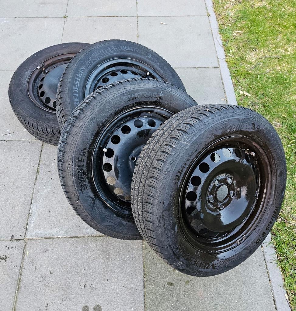 Set velgen met vierseizoenen banden+wieldoppen (oa VW Polo), Ophalen, Gebruikt, 15 inch, Banden en Velgen