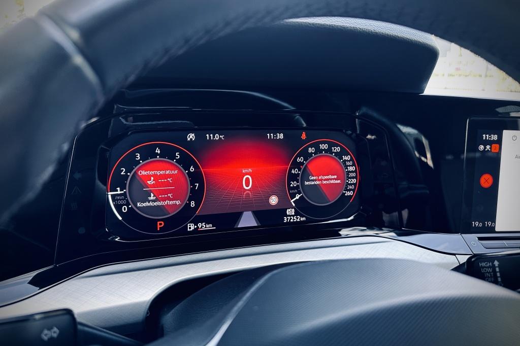 Volkswagen Golf 1.0 eTSI Life | R-LINE PAKKET | LED | CARPLA, 12 maanden, Stof, Gebruikt, Euro 6