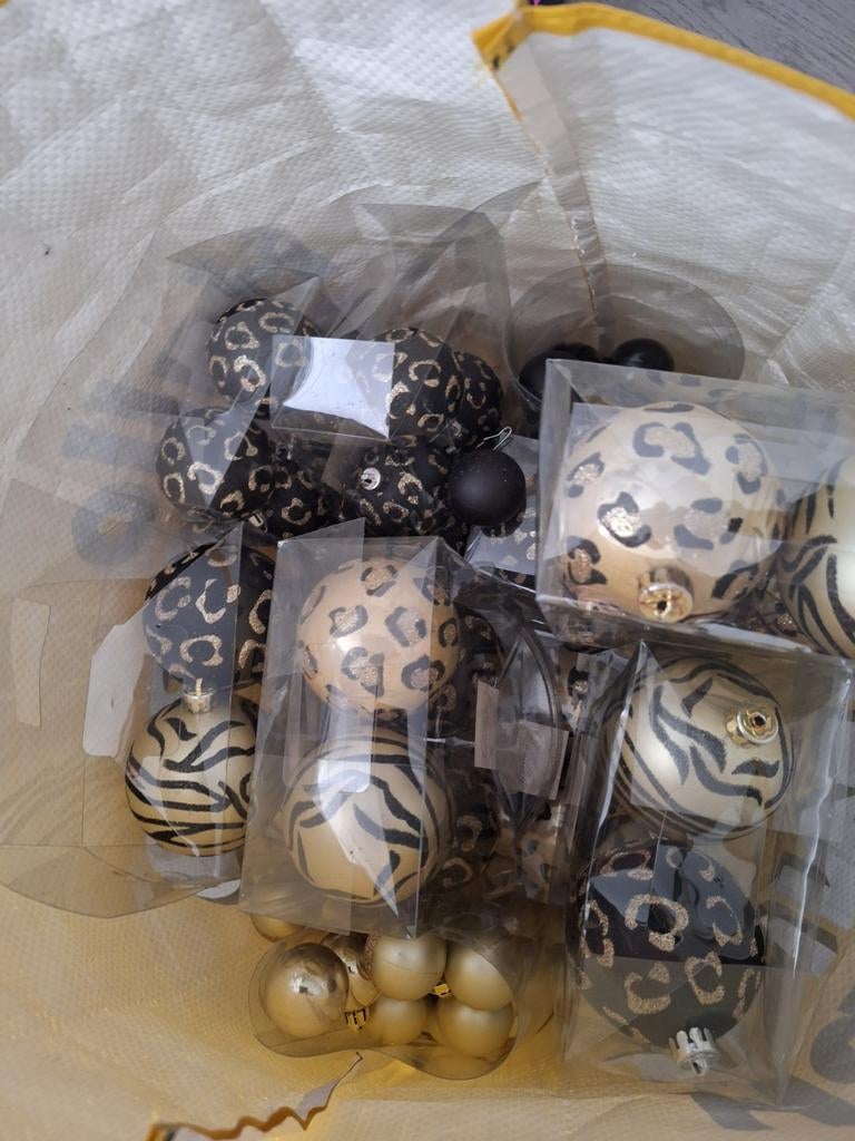 Kerst ballen zwart en goud, Ophalen