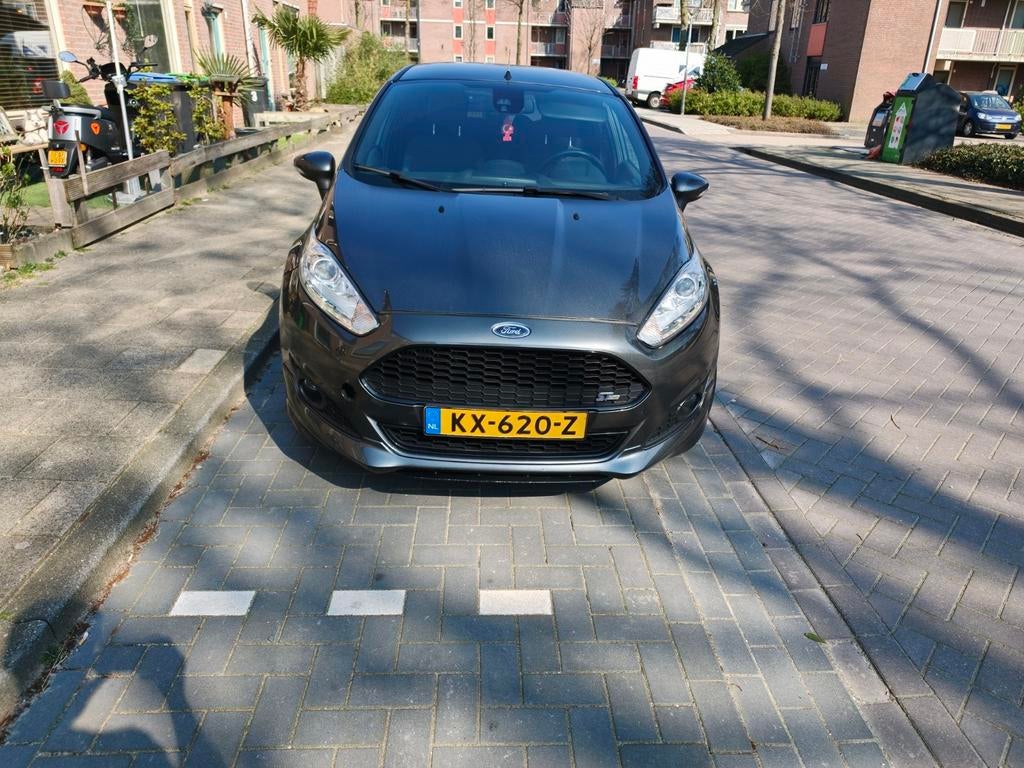 Ford Fiesta 1.0 Ecoboost ST line nieuw distributie+koppeling, Auto's, Ford, Voorwielaandrijving, Stof, Zwart, 100 pk