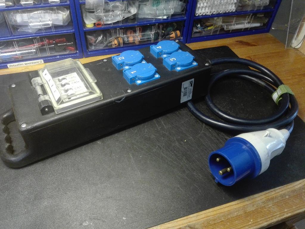 Krachtstroom verdeler 32A 1P > 4x schuko stopcontact, Ophalen of Verzenden, Zo goed als nieuw, Stopcontact