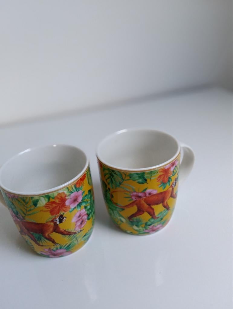 Twee mokken met afbeelding aap. Merk: Siaki, Gebruikt, Ophalen of Verzenden, Overige stijlen, Kop(pen) en/of Schotel(s)