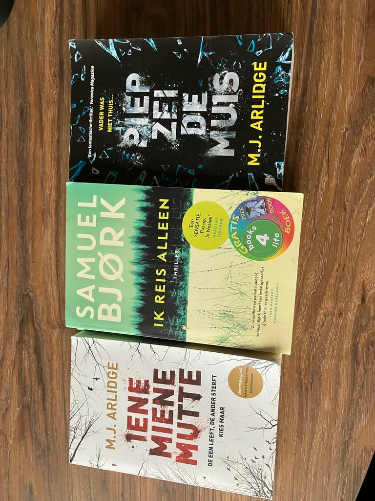 Boeken - M.J. Arlidge, Samuel Bjork - Thrillers, Ophalen of Verzenden, Zo goed als nieuw