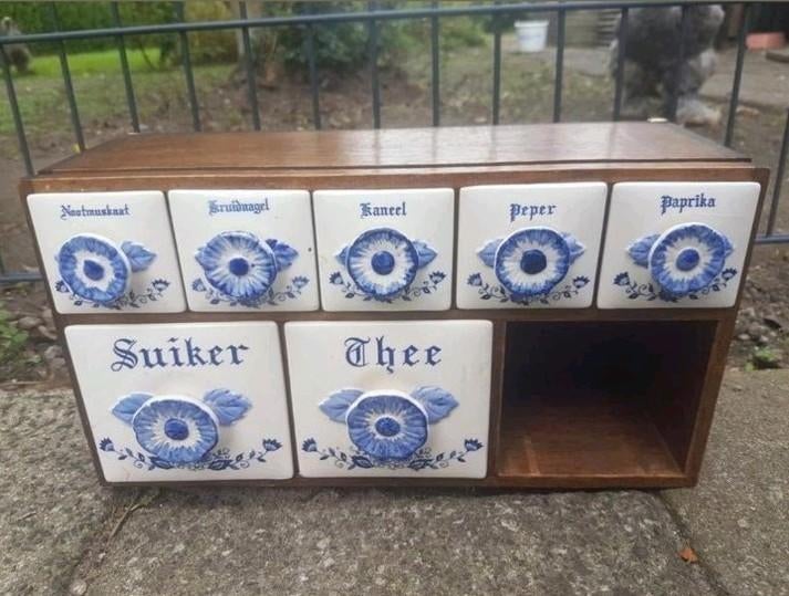 Antiek kruidenkastje kruidenkast kruiden

Prachtig kastje!, Ophalen of Verzenden