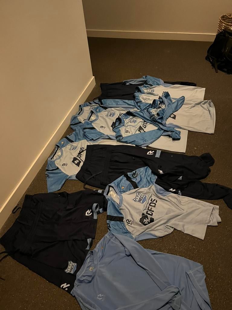 Nec trainings kleren seizoen 24/25, Kleding | Heren, Ophalen of Verzenden, Gedragen, Overige maten