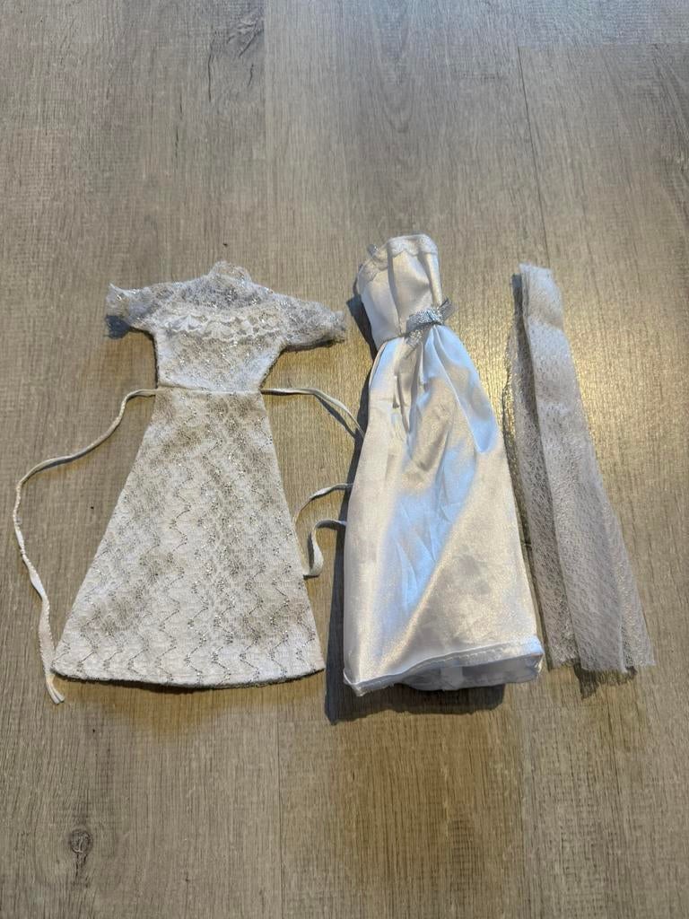 Twee bruidsjurken en sluier voor een barbiepop, Kinderen en Baby's, Ophalen of Verzenden, Gebruikt, Overige typen