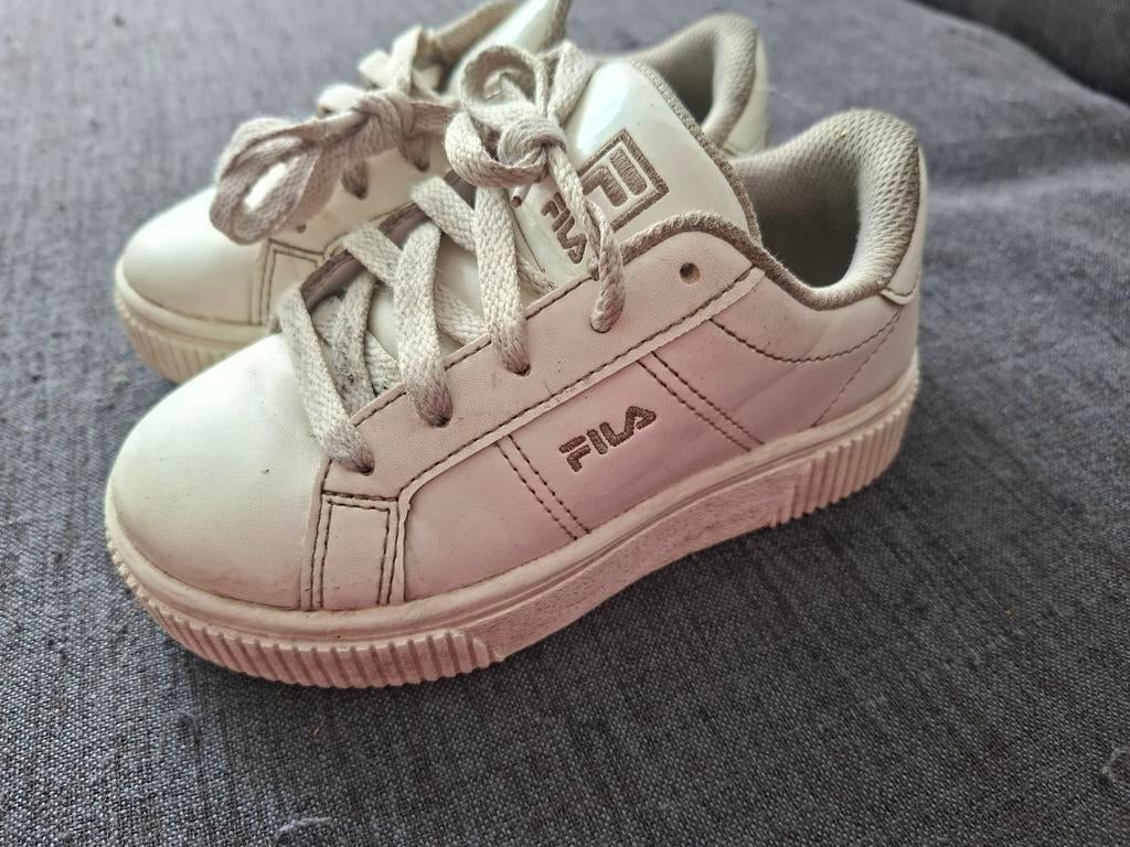 Maat 27 witte fila met licht beige, Ophalen of Verzenden, Zo goed als nieuw, Jongen of Meisje