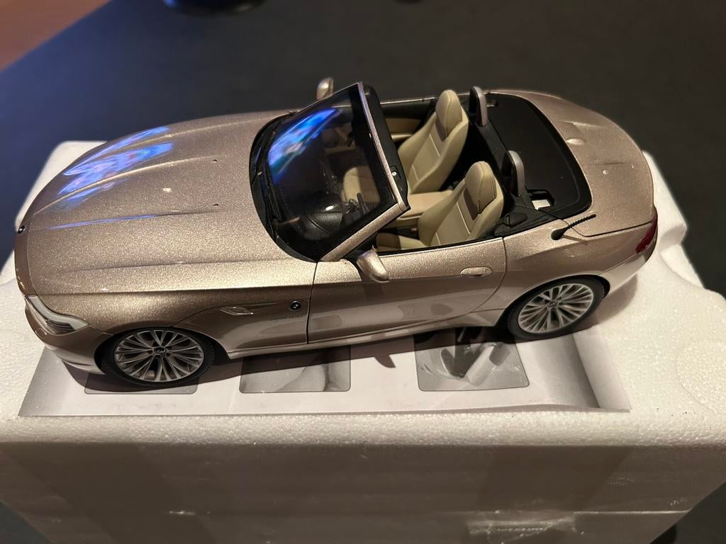 Bmw Z4 e89 Kyosho 1:18 Orion Silver, zeldzaam model, Hobby en Vrije tijd, Modelauto's | 1:18, Ophalen of Verzenden, Zo goed als nieuw