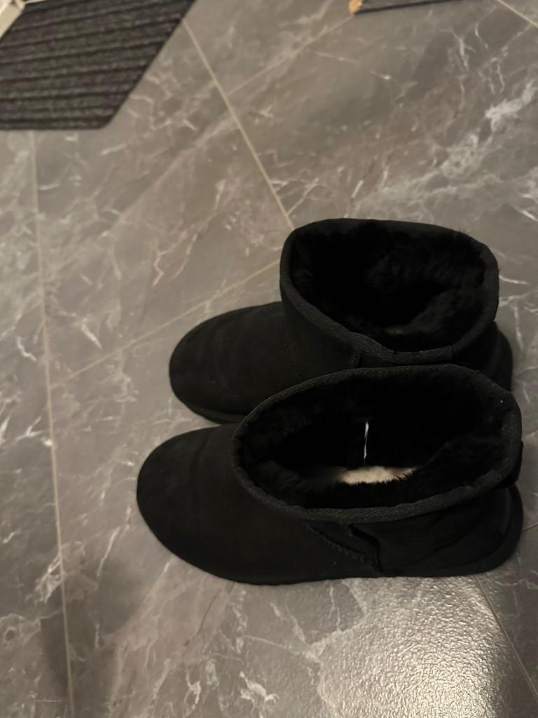 Uggs Pantoffels/Schoenen - Zo goed als nieuw, Zwart, Ophalen of Verzenden, Zo goed als nieuw, Pantoffels of Sloffen