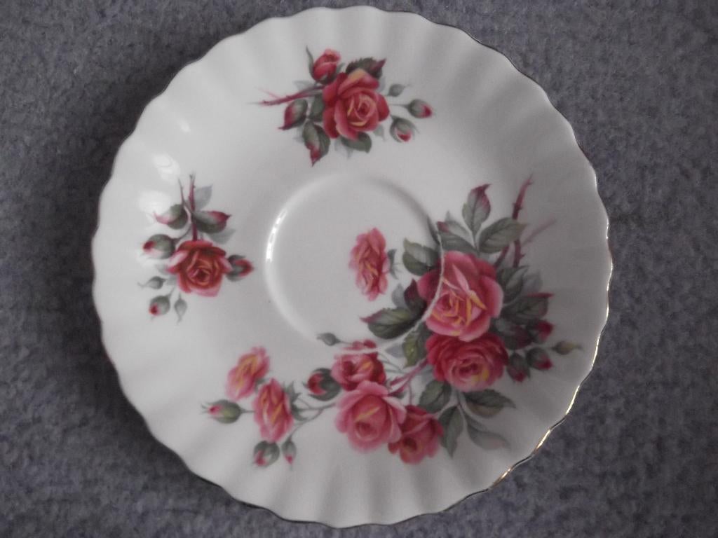 royal Albert schoteltje van dames kopje, Ophalen of Verzenden, Zo goed als nieuw, Porselein, Kop en/of schotel