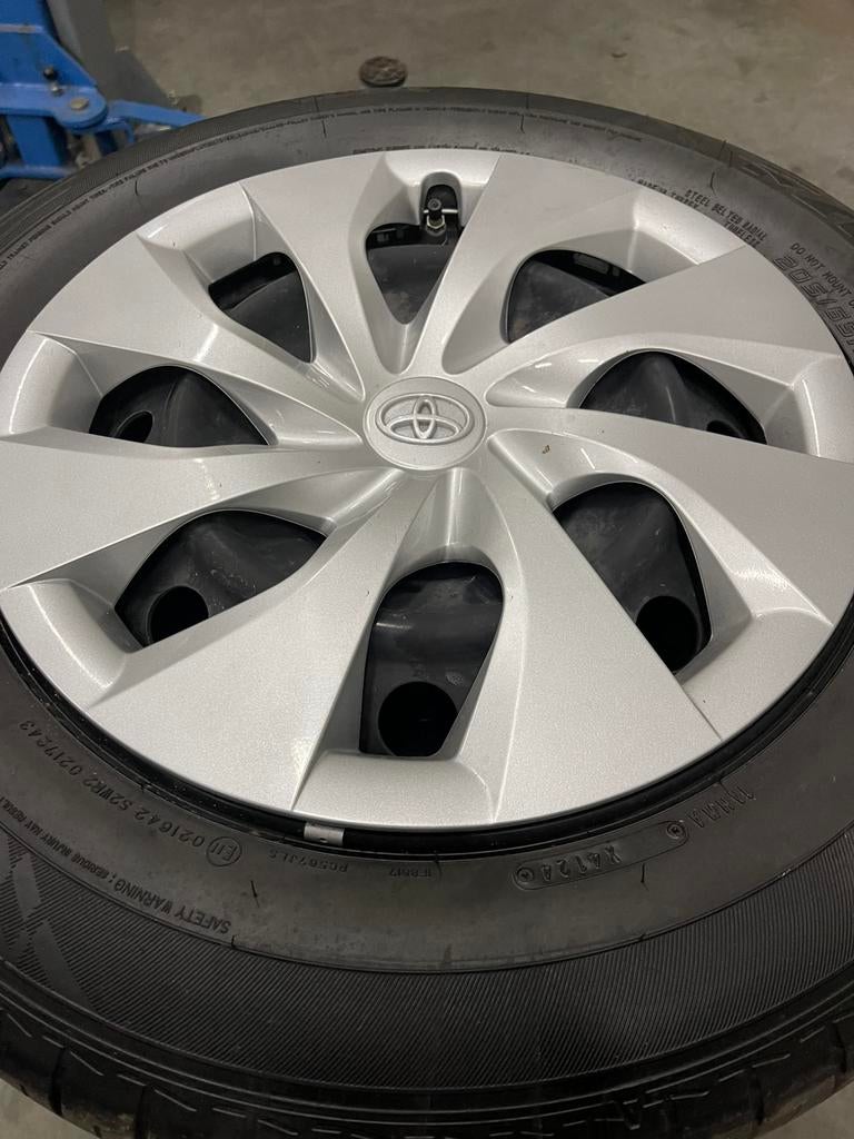 Toyota yaris Cross staalenvelgen met nieuwe banden, Auto-onderdelen, Ophalen of Verzenden, Nieuw, Toyota, Bumper