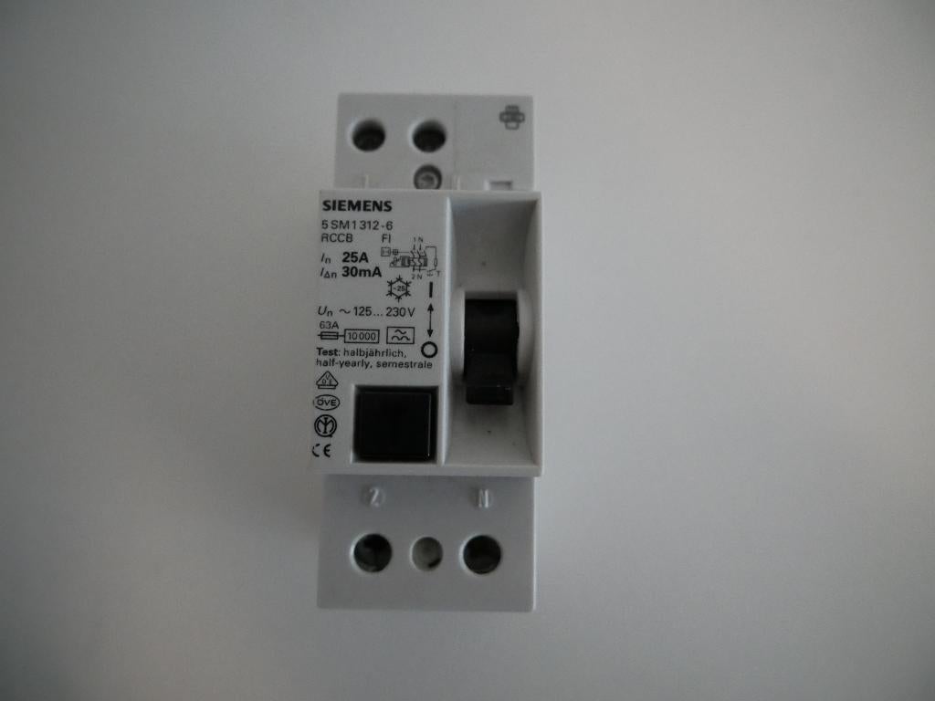 Siemens aardlekschakelaar 25A 2P 5SM1312-6, Ophalen of Verzenden, Gebruikt
