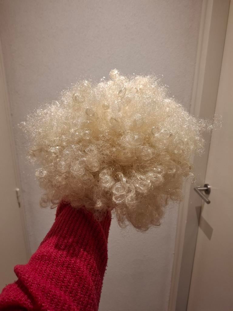 Korte blonde krullen pruik, Ophalen of Verzenden, Zo goed als nieuw, Carnaval, Accessoires