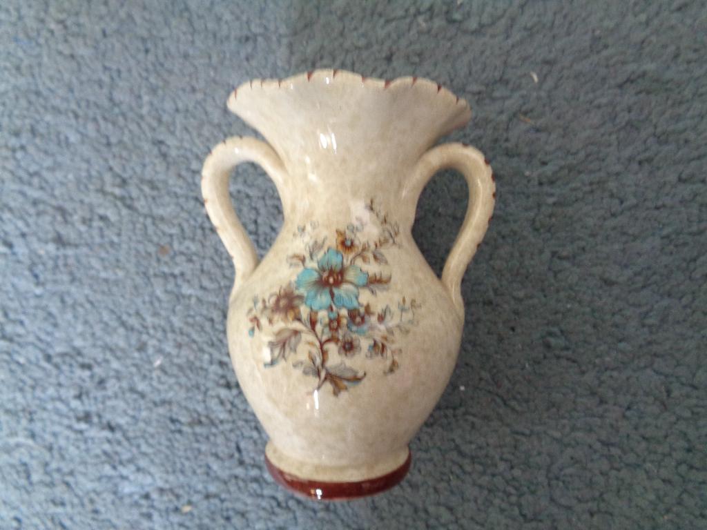 Vaasje Handarbeit, Gebruikt, Overige kleuren, Aardewerk of Porselein, Ophalen of Verzenden