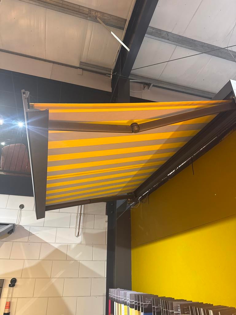 Knikarmscherm 2,20m breed, antraciet/grijs-geel doek, Tuin en Terras, Zonneschermen, Ophalen, Nieuw, Minder dan 250 cm, 150 tot 300 cm