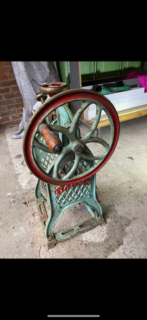 Gietijzeren ijsmachine, Ophalen