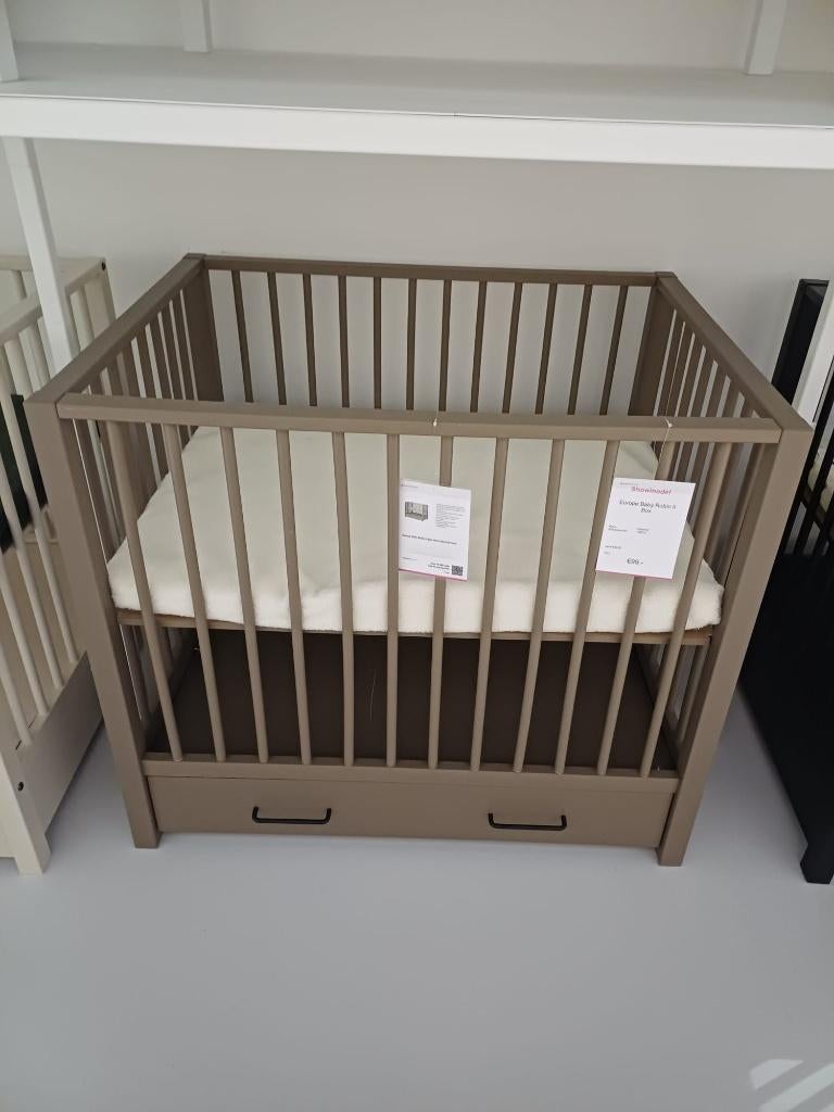 Europe baby robin box chestnut, Ophalen, Zo goed als nieuw, Rechthoekig, In hoogte verstelbaar