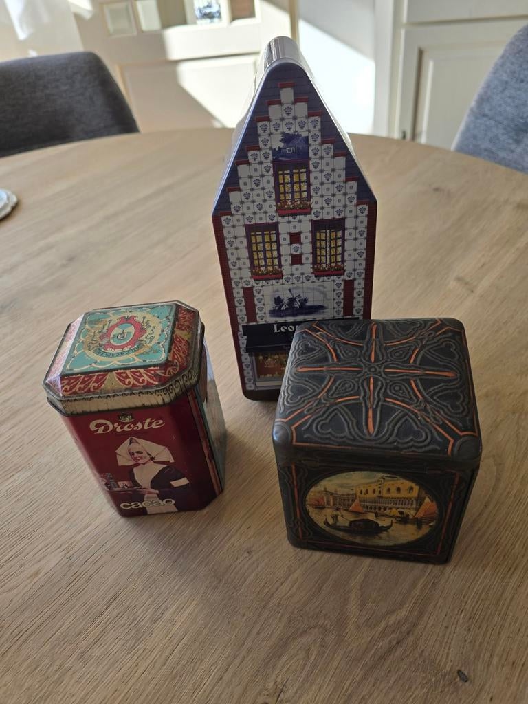 Drie blikken: Droste, Leonidas en Van Houten, Verzamelen, Blikken, Verzenden