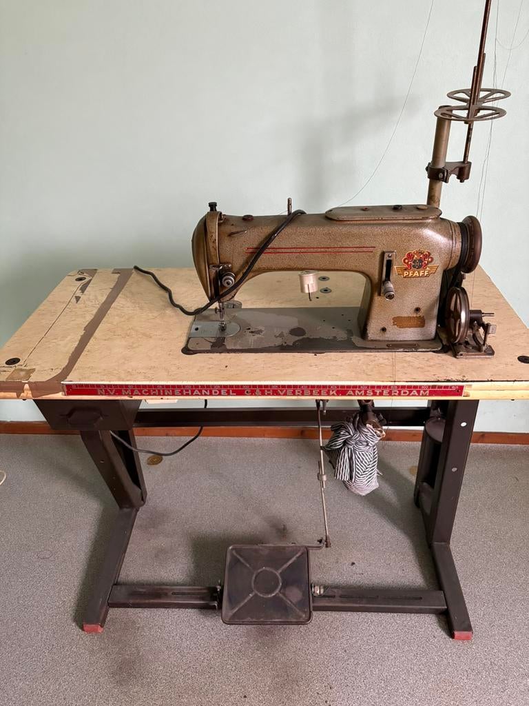 Pfaff 234-6/1BS Een industriële rechte-steek naaimachine, Ophalen, Naaimachine, Industrieel, Gebruikt