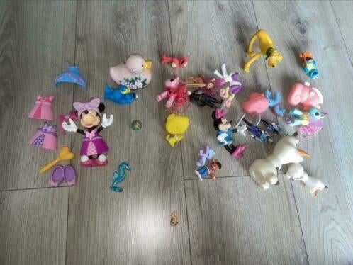 Speelfiguren divers minni mouse Disney frozen Sesamstraat, Kinderen en Baby's, Speelgoed | Poppen, Verzenden, Gebruikt, Overige typen
