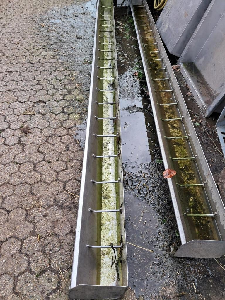 2 rvs voertroggen, Meerdere dieren