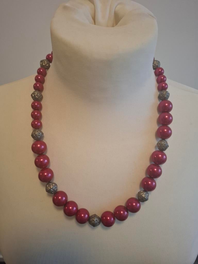 Rode kralen ketting met zilverkleurige accenten, Sieraden, Tassen en Uiterlijk, Kettingen, Verzenden, Zo goed als nieuw, Rood