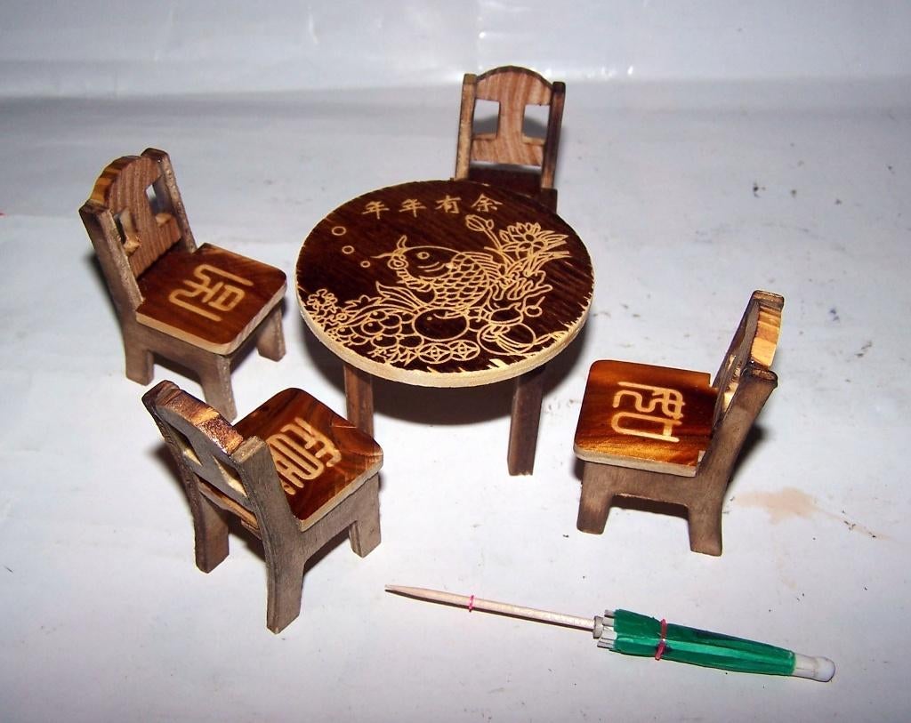 Set van 4 houten stoeltjes met tafel en parasol. Nwst/, Ophalen of Verzenden, Nieuw, Decoratie