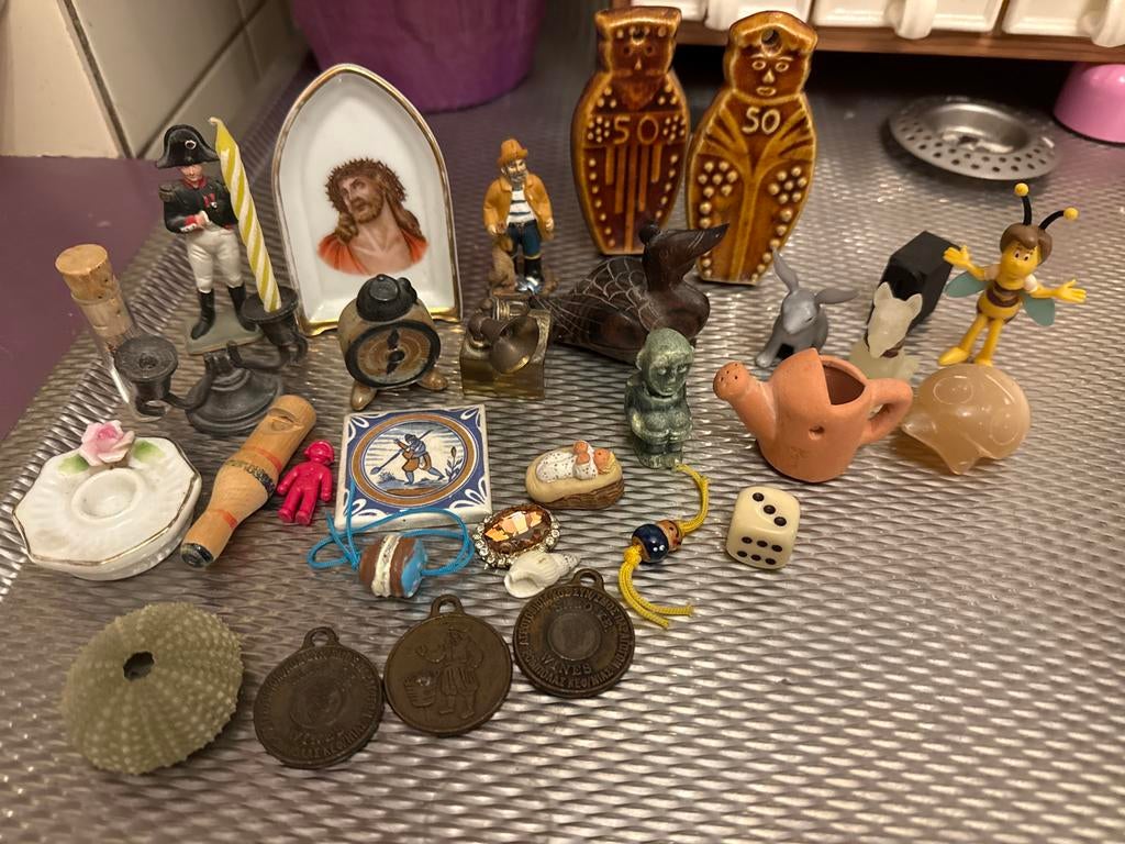 Letterbak verzameling van kleine beeldjes en snuisterijen, Antiek en Kunst, Curiosa en Brocante, Ophalen of Verzenden
