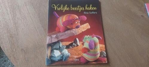 HAAKPATROON BOEKJE VROLIJKE BEESTJES HAKEN o.a HAASJES, KIP, Ophalen of Verzenden, Gebruikt, Haken, Patroon of Boek