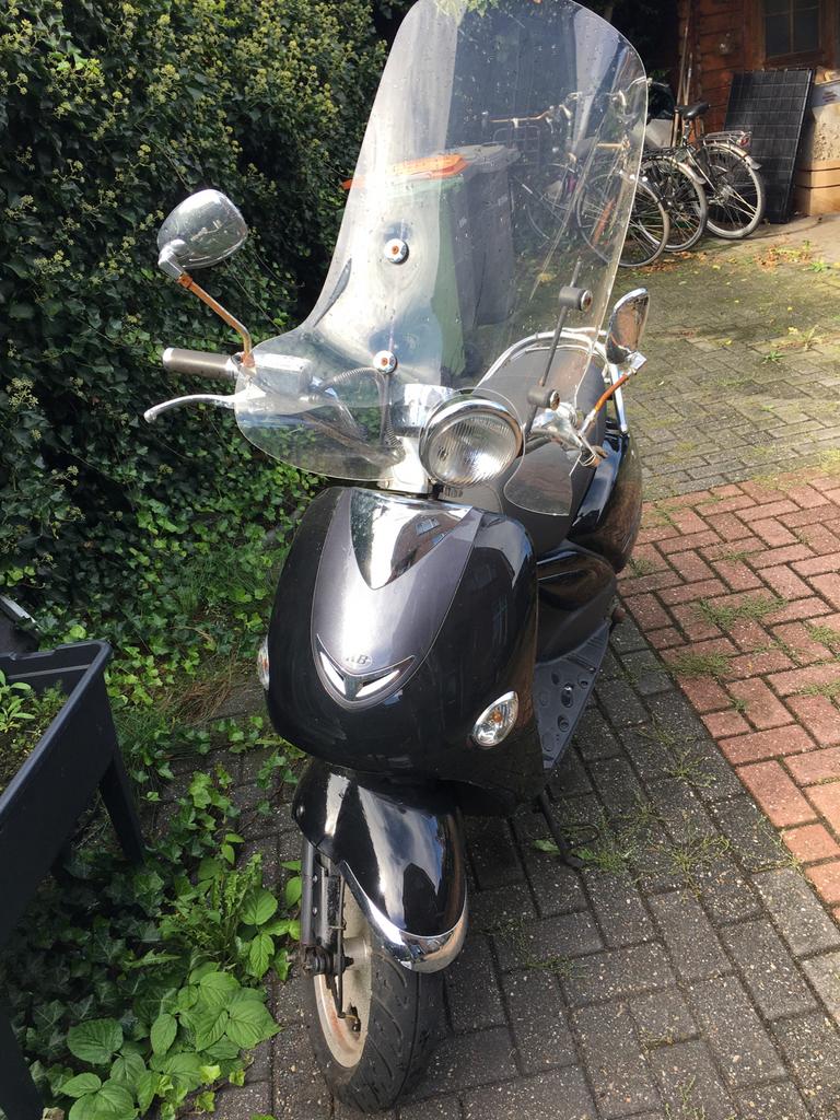 Zwarte scooter met windscherm, Ophalen, Gebruikt, Benzine, Overige merken