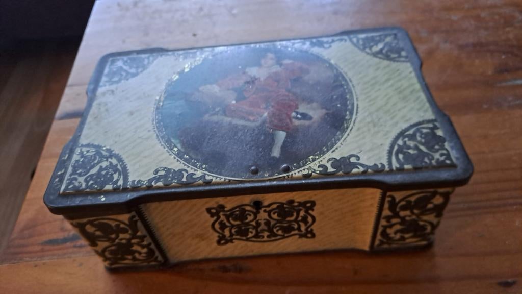 Oude Koekjestrommel met Klassieke Afbeeldingen, Ophalen of Verzenden
