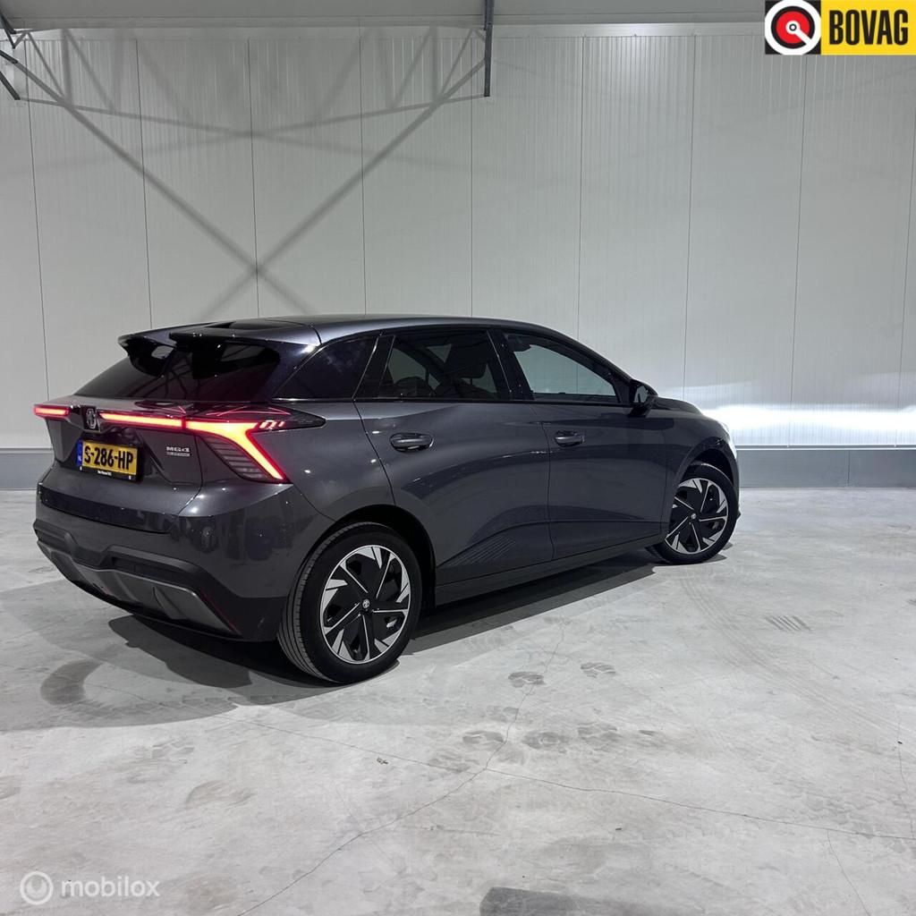 MG 4 Luxury 64 kWh, Auto's, MG, Achterwielaandrijving, Origineel Nederlands, Zilver of Grijs, 500 kg