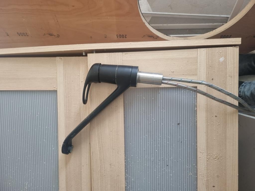 Keukenkraan  zwart met aansluiting, Ophalen