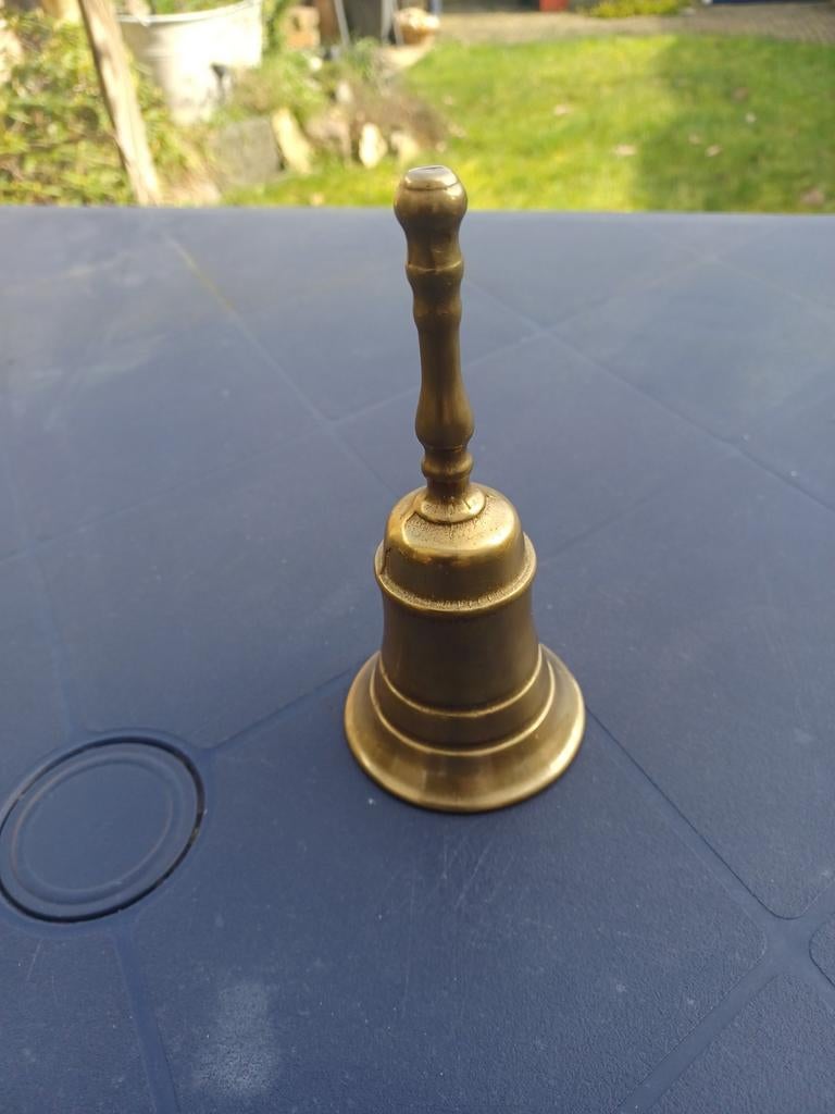 Messing tafelbel, Ophalen