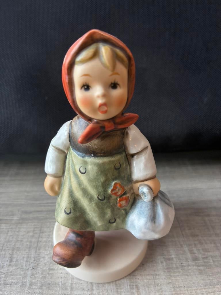 Hummel Goebel meisje met knapzak, Ophalen of Verzenden, Zo goed als nieuw, Mens