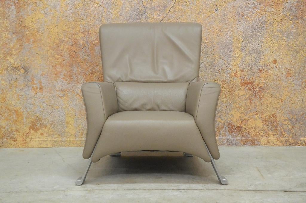 ZGANieuw! taupekleurige leren Rolf Benz 322 design fauteuil!, Rolf benz, Rolf benz, 75 tot 100 cm, Ophalen of Verzenden
