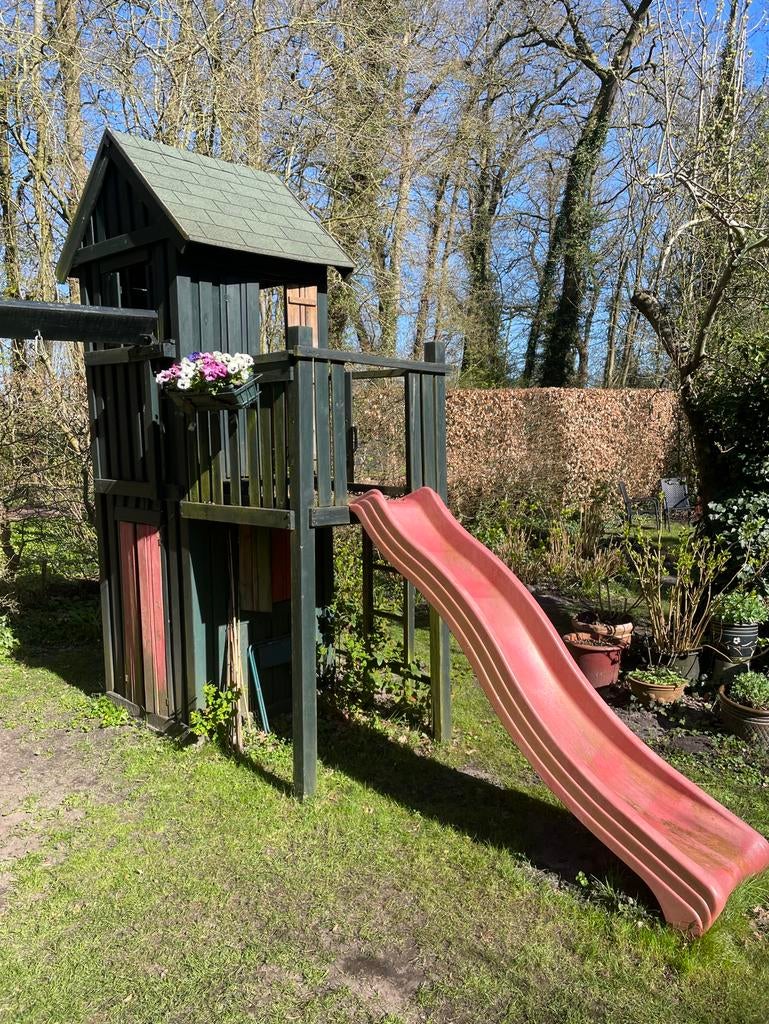 Houten speelhuisje buiten met glijbaan, Kinderen en Baby's, Speelgoed | Buiten | Speeltoestellen, Ophalen, Gebruikt, Klimwand
