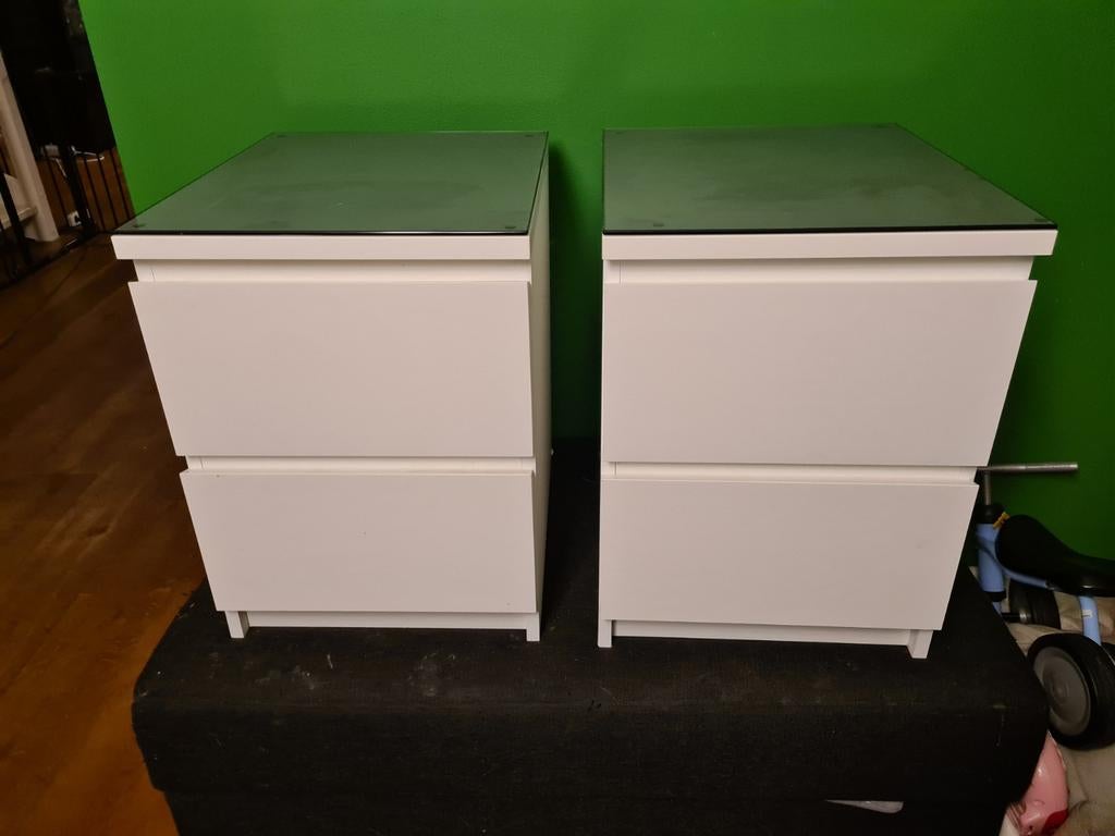 Ikea Malm nachtkastjes met glazen top, Huis en Inrichting, Slaapkamer | Nachtkastjes, Ophalen, Overige materialen, Minder dan 45 cm