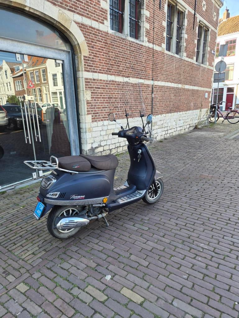School/stads-scooter GTS Toscane Exclusieve 1,5 jr lage Km, Fietsen en Brommers, Snorfietsen en Snorscooters, Zo goed als nieuw