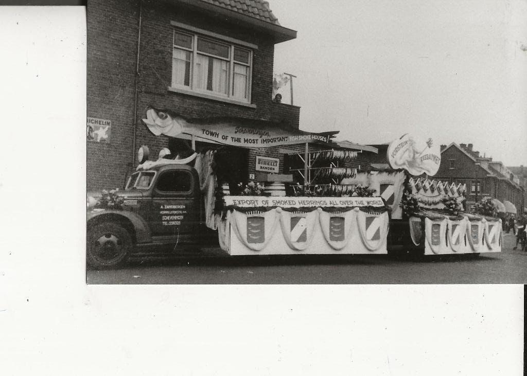 Scheveningen Schokkerweg Praalwagen met zeebanket 1950, Ophalen of Verzenden, 1940 tot 1960, Ongelopen, Zuid-Holland