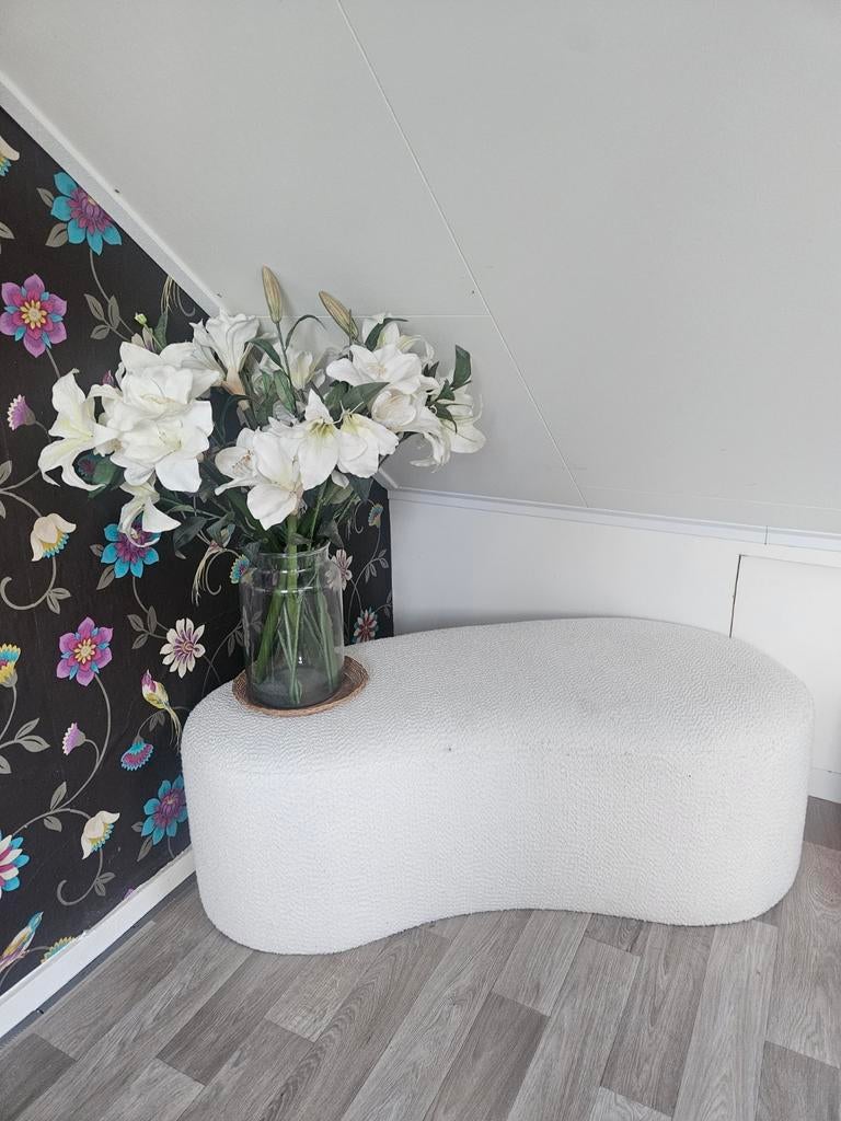Organisch gevormde witte poef - Teddy bankje, Huis en Inrichting, Banken | Voetenbanken en Poefen, Ophalen, 100 tot 125 cm, 50 tot 75 cm