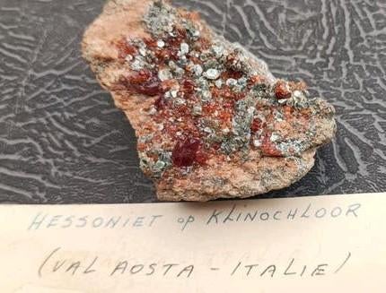 Hessoniet op klinochloor, Ophalen of Verzenden
