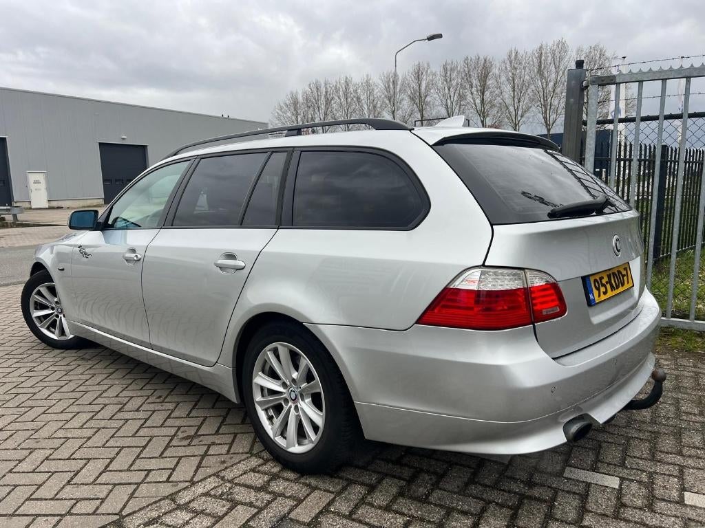 BMW 5-Serie 2.0 I 520i Touring Automaat 2009 Half Leer Clima, Automaat, Achterwielaandrijving, 1995 cc, Zwart